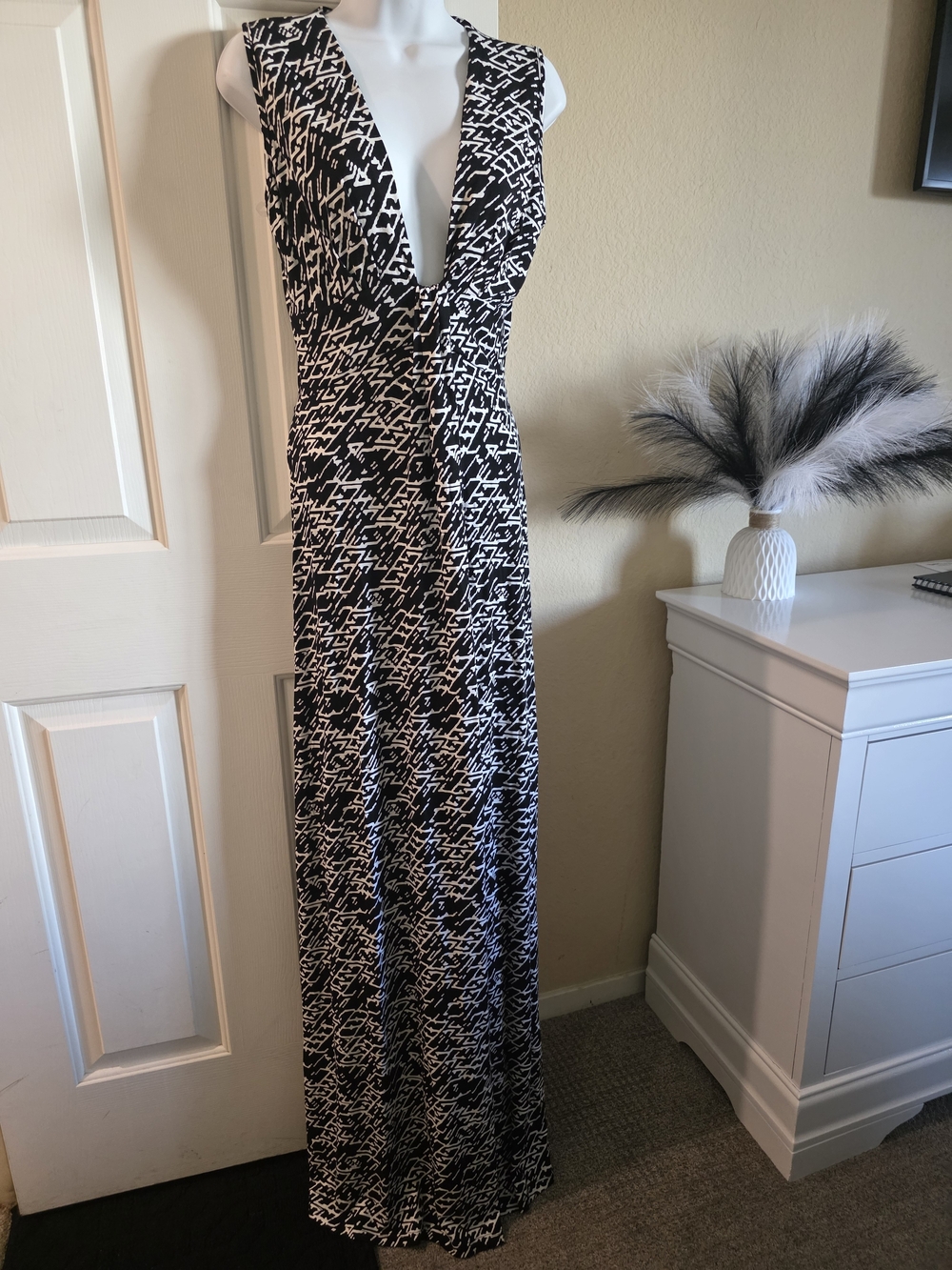 Sleeveless Black and White Printed Maxi Dress with Deep V-Neck
